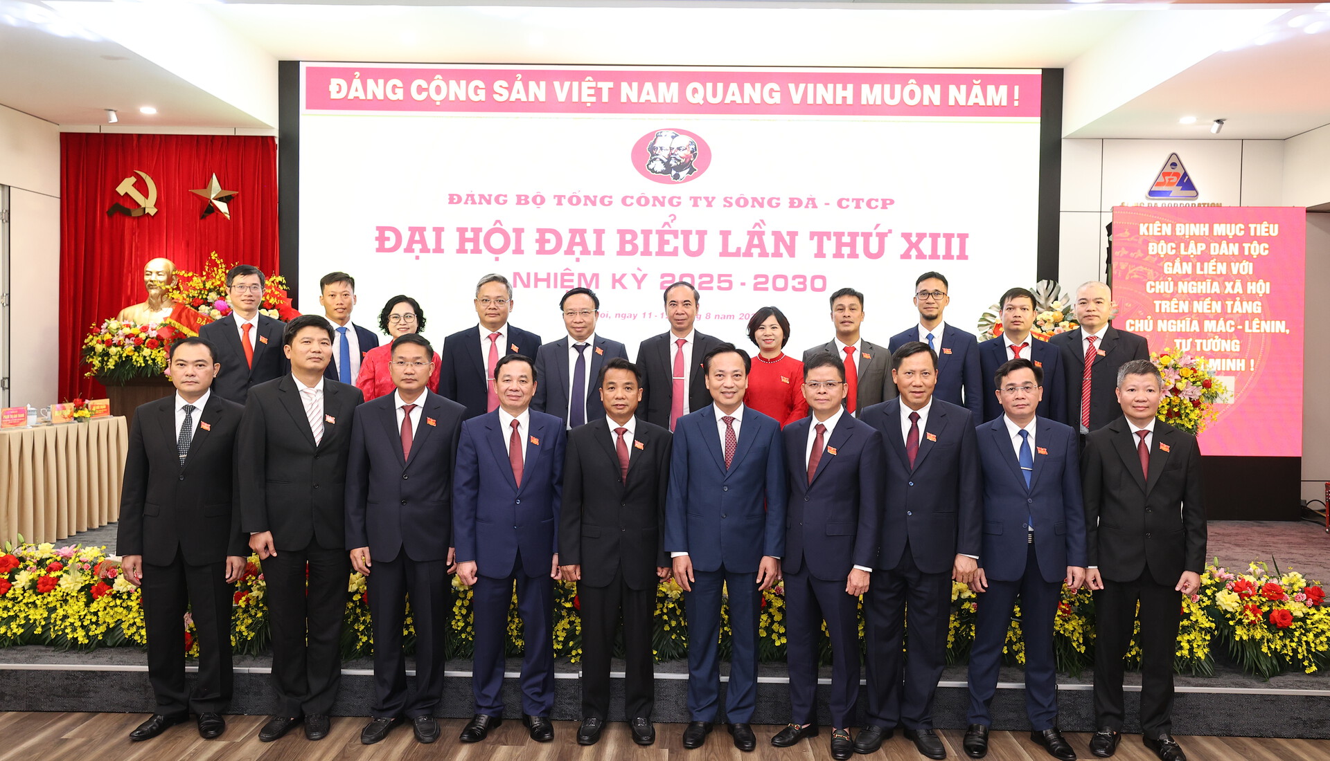 Đại biểu Đảng bộ CTCP Sông Đà 9 chụp ảnh cùng BCH Đảng bộ TCT Sông Đà khóa XIII, NK 2025-2030