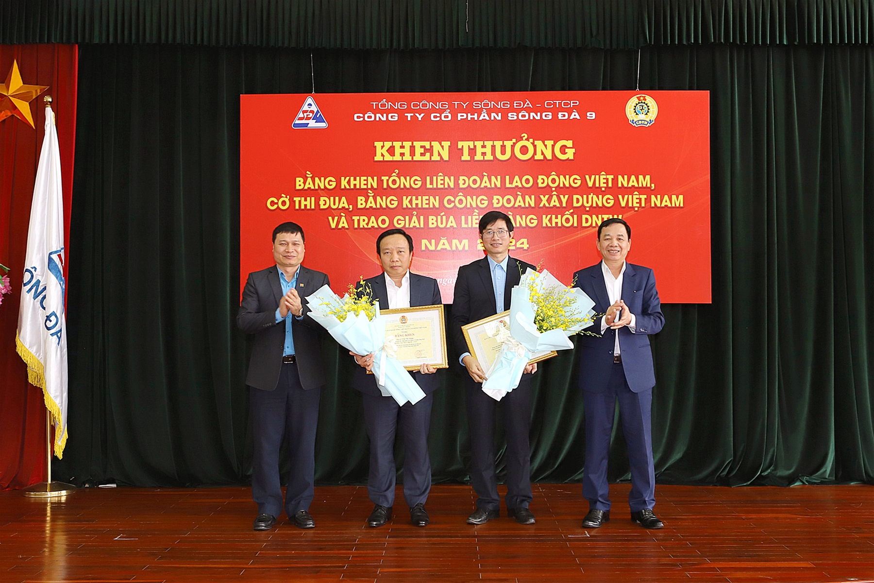 Trao tặng Bằng khen, Cờ thi đua cho tập thể và các cá nhân tại Công ty CP Sông Đà 9 có thành tích xuất sắc trong năm 2024